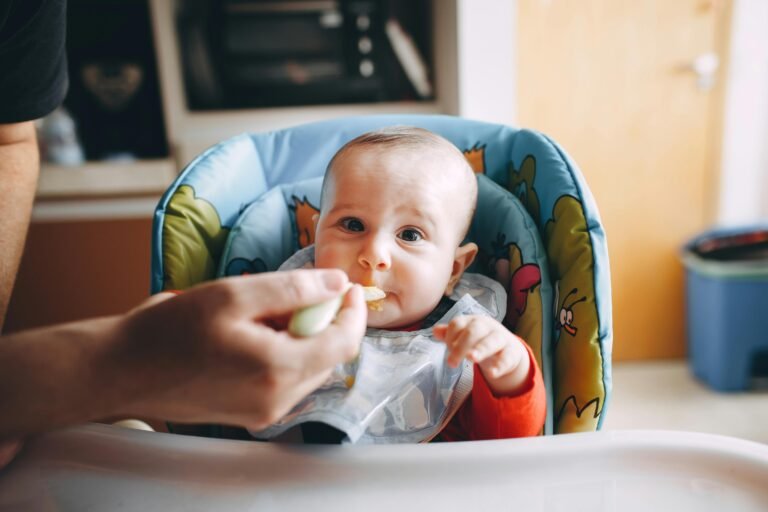 Bebê se Sujando na Introdução Alimentar é Normal? Entenda