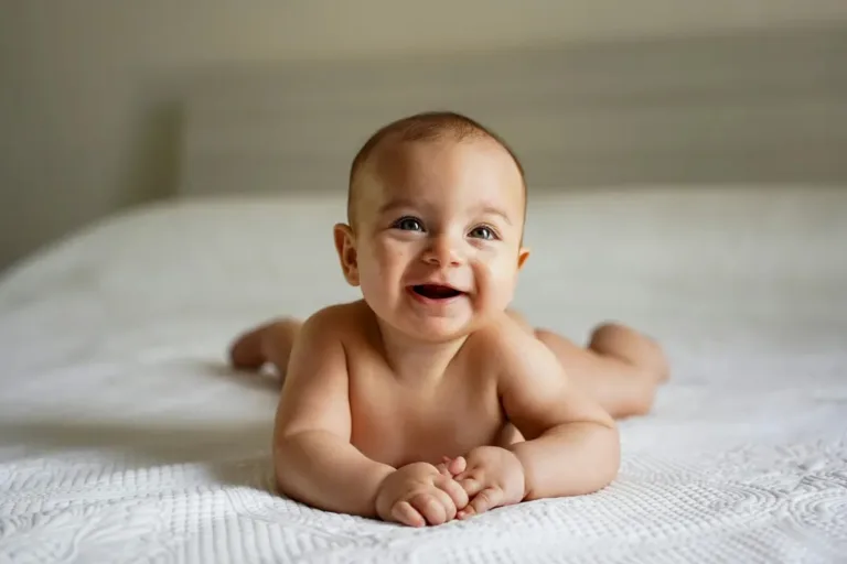 Bebê de 6 meses durante a introdução alimentar